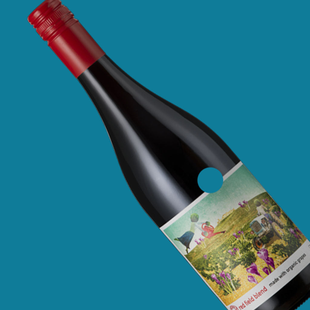 Te Quiero red blend wine bottle with lifestyle setting - organic Spanish red - deAlto Rioja y Más